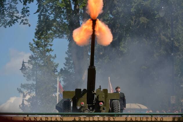 Nationalfeiertag in Kanada July 1, 2016 - Edmonton, Canada - A 21-gun salute performed near the the Alberta Legislature Building, during the Canada Day celebrations in Edmonton..On Friday, 1 July 2016, in Edmonton, Alberta, Canada. Edmonton Canada  - ZUMAn230
