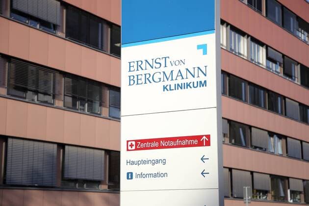 Wegweiser am Ernst von Bergmann Klinikum in Potsdam, 1. Juli 2016. Ernst von Bergmann Klinikum