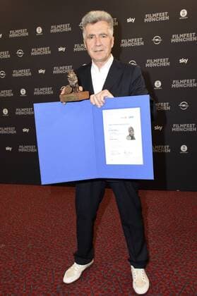 Stephan Hutter mit dem ARRI Osram Award für The Salesman stellvertretend für Asghar Farhadi bei der Preisverleihung auf dem 34. Filmfest München 2016 im Festivalzentrum Gasteig. München, 02.07.2016 Foto:xP.xSchönbergerx xFuturexImage