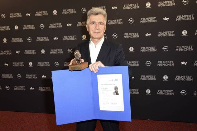 Stephan Hutter mit dem ARRI Osram Award für The Salesman stellvertretend für Asghar Farhadi bei der Preisverleihung auf dem 34. Filmfest München 2016 im Festivalzentrum Gasteig. München, 02.07.2016 Foto:xP.xSchönbergerx xFuturexImage