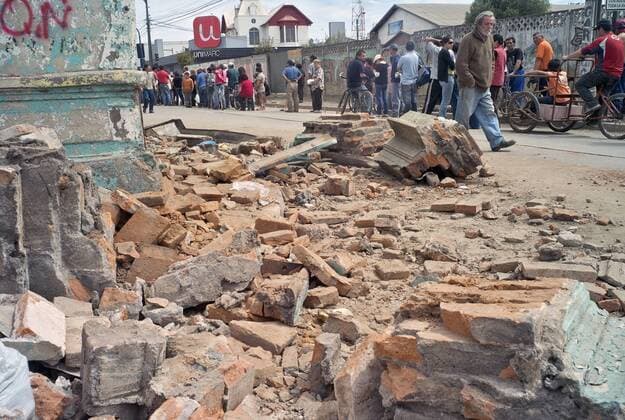 Mar 05, 2010 - Talcahuano, Concepcion, Chile - Chilean citizens wait in line for water amidst the rubble from an 8.8 magnitude earthquake. The 2010 Chilean earthquake occurred off the coast of the Maule Region of Chile on February 27, 2010, at 03:34 local time killing some 800 people. - ZUMAf76_