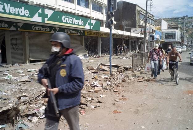 Mar 05, 2010 - Talcahuano, Concepcion, Chile - MA Chilean policeman keeps watch for looters The 2010 Chilean earthquake measured at 8.8 magnitude and occurred off the coast of the Maule Region of Chile on February 27, 2010, at 03:34 local time killing some 800 people. - ZUMAf76_