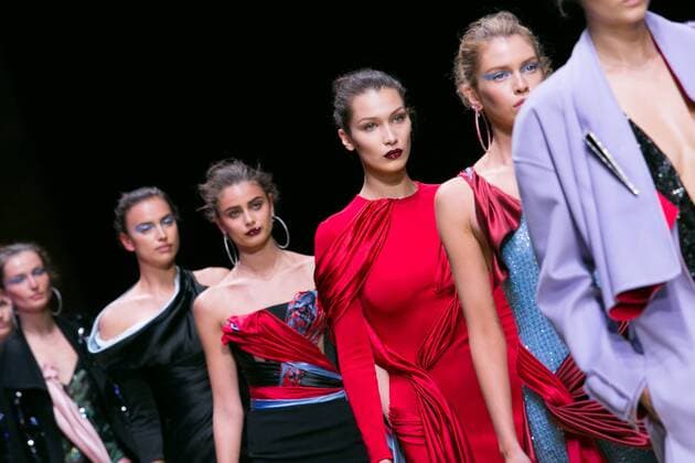 Irina Shayk, Bella Hadid PEOPLE MODENSCHAU Versace - Haute Couture Herbst Winter Paris 2016 17 - 03 07 2016 Viktorx 