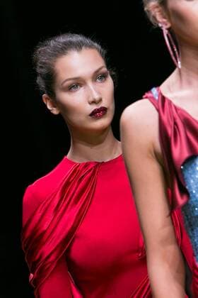 Bella Hadid PEOPLE MODENSCHAU Versace - Haute Couture Herbst Winter Paris 2016 17 - 03 07 2016 Viktorx 