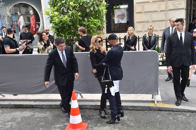 Celine Dion almost fall down when arrive at the Christian Dior Haute Couture Fall Winter 2016-2017 show as part of Paris Fashion Week in Paris, France. PEOPLE: Fashion Week Modeschau Christian Dior - Fashion Week de Paris - 04 07 2016 LionelUrman 