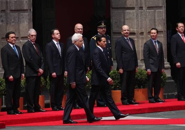 Mexican President Enrique Pena Nieto (C-R) receives Italian President Sergio Mattarella (C-L) during a welcoming ceremony at the National Palace in Mexico City, Mexico, 4 July 2016. EFE Mario Guzman ITALIAN PRESIDENT SERGIO MATTARELLA VISITS MEXICO !ACHTUNG: NUR REDAKTIONELLE NUTZUNG!  CDM002 20160704-636032676155041378
