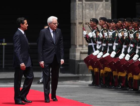 Mexican President Enrique Pena Nieto (L) receives Italian President Sergio Mattarella (R) during a welcoming ceremony at the National Palace in Mexico City, Mexico, 4 July 2016. EFE Mario Guzman ITALIAN PRESIDENT SERGIO MATTARELLA VISITS MEXICO !ACHTUNG: NUR REDAKTIONELLE NUTZUNG!  CDM003 20160704-636032686745881378