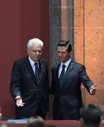 Mexican President Enrique Pena Nieto (R) and Italian President Sergio Mattarella head to a joint presser at the National Palace in Mexico City, Mexico, 4 July 2016. EFE Mario Guzman ITALIAN PRESIDENT SERGIO MATTARELLA VISITS MEXICO !ACHTUNG: NUR REDAKTIONELLE NUTZUNG!  CDM005 20160704-636032716207263530