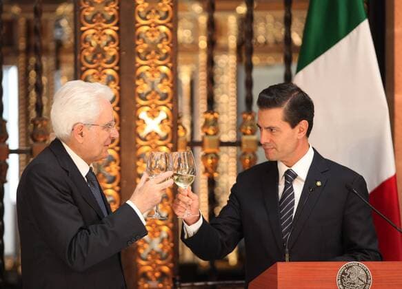 Italian President Sergio Mattarella (L) delivers a joint presser with his Mexican counterpart Enrique Pena Nieto (R) during a dinner of honor at the Treasury Hall of the National Palace in Mexico City, Mexico, 4 July 2016. EFE Mario Guzman ITALIAN PRESIDENT SERGIO MATTARELLA VISITS MEXICO !ACHTUNG: NUR REDAKTIONELLE NUTZUNG!  CDM010 20160704-636032721382875530