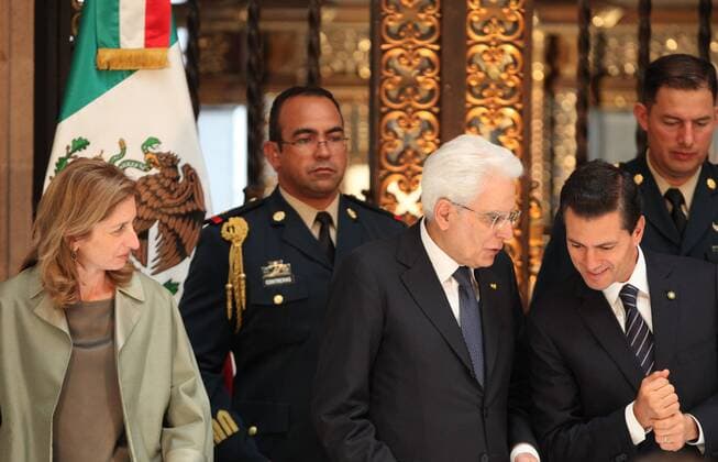 Italian President Sergio Mattarella (C) and First Lady Laura Mattarella (L) attend a dinner of honor with Mexican President Enrique Pena Nieto (R) at the Treasury Hall of the National Palace in Mexico City, Mexico, 4 July 2016. EFE Mario Guzman ITALIAN PRESIDENT SERGIO MATTARELLA VISITS MEXICO !ACHTUNG: NUR REDAKTIONELLE NUTZUNG!  CDM012 20160704-636032729752587530