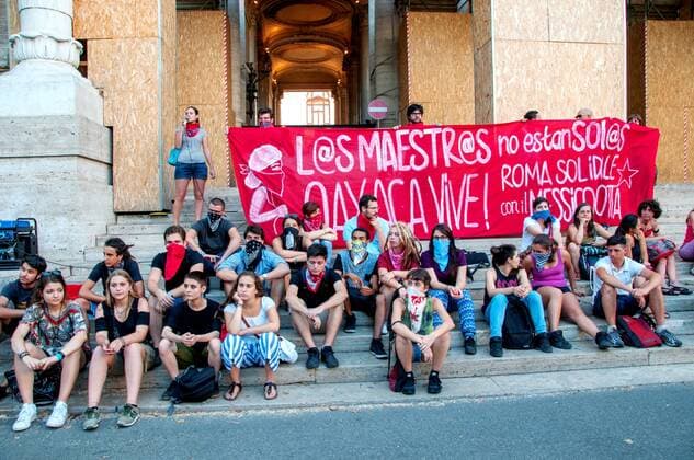 Italy: Sit-in in solidarity with the teachers of Oaxaca Demonstration in front of the Ministry of Education University and Research, in solidarity with the teachers of Oaxaca (Mexico), took to the streets against the education reform project launched by President Enrique Pena Nieto. On June 19, we remember, in Oaxaca 12 people, including teachers, students were killed by federal police and state.  PatriziaxCortellessa