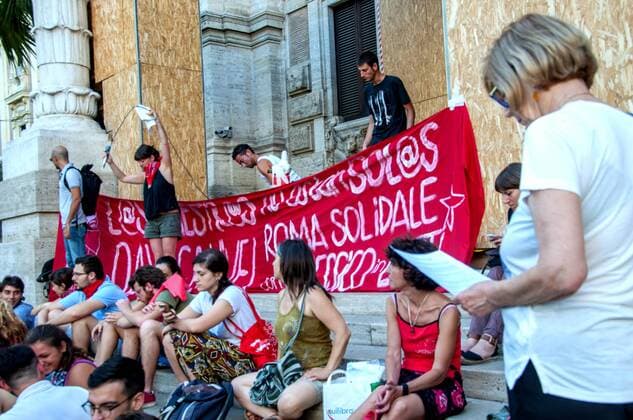 Italy: Sit-in in solidarity with the teachers of Oaxaca Demonstration in front of the Ministry of Education University and Research, in solidarity with the teachers of Oaxaca (Mexico), took to the streets against the education reform project launched by President Enrique Pena Nieto. On June 19, we remember, in Oaxaca 12 people, including teachers, students were killed by federal police and state.  PatriziaxCortellessa