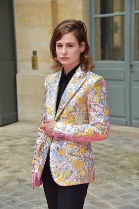 Paris Fashion Week - Prominente Gäste der Schiaparelli Show - Heloise Letissier (Christine and the Queens) at the Schiaparelli show in Place Vendome during Paris Fashion Week Haute Couture FW 16 17 on July 4, 2016 in Paris, France. - 04 07 2016 LionelUrman Panoramic 