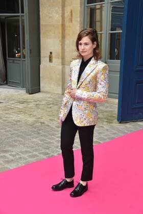 Paris Fashion Week - Prominente Gäste der Schiaparelli Show - Heloise Letissier (Christine and the Queens) at the Schiaparelli show in Place Vendome during Paris Fashion Week Haute Couture FW 16 17 on July 4, 2016 in Paris, France. - 04 07 2016 LionelUrman Panoramic 