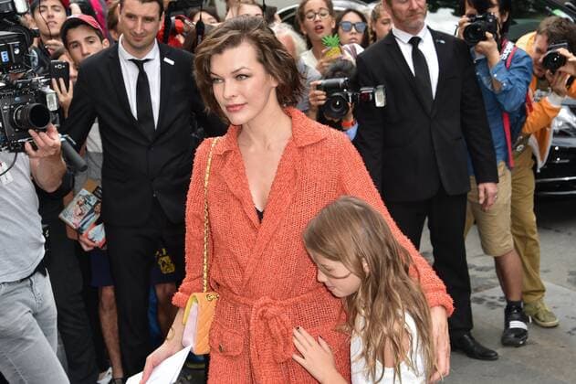 Milla Jovovich - Defile Chanel - Fashion Week haute couture - Paris - 05 07 2016 LionelUrman Panoramic 