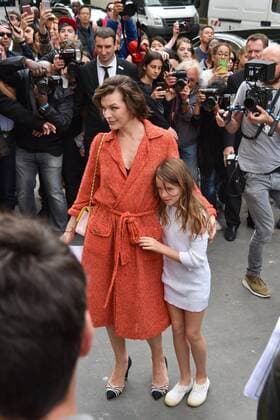 Milla Jovovich - Defile Chanel - Fashion Week haute couture - Paris - 05 07 2016 LionelUrman Panoramic 
