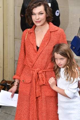 Milla Jovovich - Defile Chanel - Fashion Week haute couture - Paris - 05 07 2016 LionelUrman Panoramic 