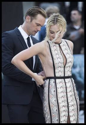 Bilder des Tages . 05 07 2016. London, United Kingdom. Tarzan and Jane... Alexander Skarsgard helps Margot Robbie with her dress as they arrive at The Legend of Tarzan premiere in London.  xStephenxLockx xi-Imagesx IIM-13090-0044