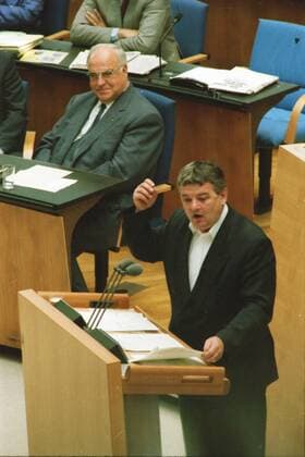Der Politiker der Gruenen Grünen Joschka Fischer (eigentlich Joseph Martin Fischer) spricht am 01.04.1995 (Aufnahmedatum geschaetzt) im Bundestag in Bonn. Bundeskanzler Helmut Kohl hoert ihm zu. German politican of the Greens Joschka Fischer holds a speech in the German Parliament - undated file