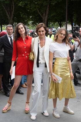 Ines de la Fressange with daughters Nine (left) and Violette d Urso (right) PEOPLE: Modenschau Chanel - Fashion Week haute couture - Paris - 05 07 2016 Viktorx 