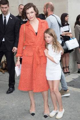 Milla Jovovich and her daughter Ever Gabo Anderson PEOPLE: Modenschau Chanel - Fashion Week haute couture - Paris - 05 07 2016 Viktorx 