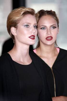 Kim Hnizdo und Elena Carriere bei der Ernstings Family Fashion Show 2016 im Theater an der Elbe. Hamburg, 05.07.2016 Foto:xgbrcix xFuturexImage