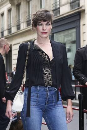 Paris Haute Couture Week - Promis vor Elie Saab Modenschau Milla Jovovich PEOPLE : Modenschau Elie Saab - Haute Couture Herbst Winter - 06 07 2016 GwendolineLeGoffx 