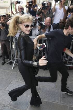 Paris Haute Couture Week - Promis vor Jean Paul Gaultier Modenschau Arielle Dombasle PEOPLE : Modenschau Jean Paul Gaultier - Haute Couture Herbst Winter - 06 07 2016 GwendolineLeGoffx 