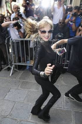 Paris Haute Couture Week - Promis vor Jean Paul Gaultier Modenschau Arielle Dombasle PEOPLE : Modenschau Jean Paul Gaultier - Haute Couture Herbst Winter - 06 07 2016 GwendolineLeGoffx 