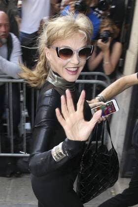 Paris Haute Couture Week - Promis vor Jean Paul Gaultier Modenschau Arielle Dombasle PEOPLE : Modenschau Jean Paul Gaultier - Haute Couture Herbst Winter - 06 07 2016 GwendolineLeGoffx 