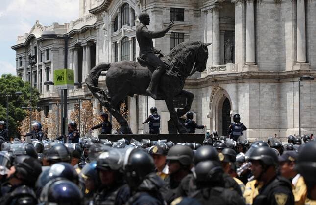 Protest gegen Bildungsreform in Mexiko Members of the National Coordinator of Workers for the Education and sympathizers march to protest against the education reform, surrounded by policemen, in Mexico City, Mexico, 6 July 2016. EFE Mario Guzman PROTEST AGAINST THE EDUCATION REFORM IN MEXICO !ACHTUNG: NUR REDAKTIONELLE NUTZUNG!  MEX003 20160706-636034448470320637