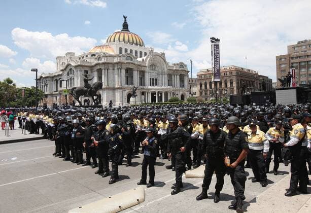 Protest gegen Bildungsreform in Mexiko Policemen form as Members of the National Coordinator of Workers for the Education and sympathizers march to protest against the education reform in Mexico City, Mexico, 6 July 2016. EFE Mario Guzman PROTEST AGAINST THE EDUCATION REFORM IN MEXICO !ACHTUNG: NUR REDAKTIONELLE NUTZUNG!  MEX004 20160706-636034448487636637