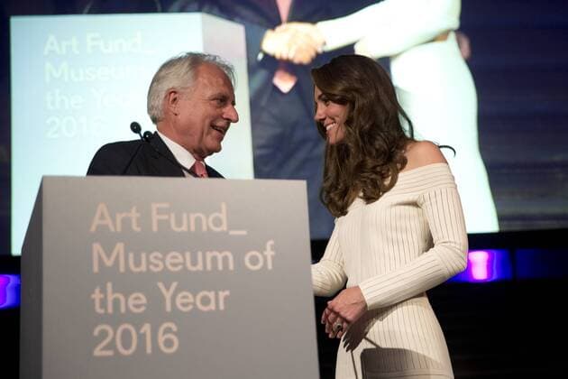 Themen der Woche Bilder des Tages Herzogin Kate besucht Art Fund Museum of the Year Preisverleihung in London . 06 07 2016. London, United Kingdom. The Duchess of Cambridge with Germany s Martin Roth the Director of the Victoria and Albert Museum as he speaks on stage in his capacity as the representative of the winner of the Art Fund Museum of the Year 2016 prize, at the Natural History Museum in London.  xROTAx xi-Imagesx IIM-13108-0011
