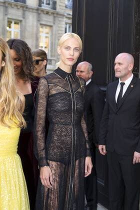 Paris Haute Couture Week - Promis vor Valentino Modenschau Aymeline Valade PEOPLE : Modenschau Valentino - Fashion week - Paris - 06 07 2016 StephenCailletx 