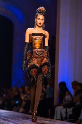 Paris Haute Couture Week - Promis bei Jean Paul Gaultier Modenschau Cindy Bruna PEOPLE : Modenschau Jean Paul Gaultier - Haute Couture Herbst Winter - 06 07 2016 Viktorx 