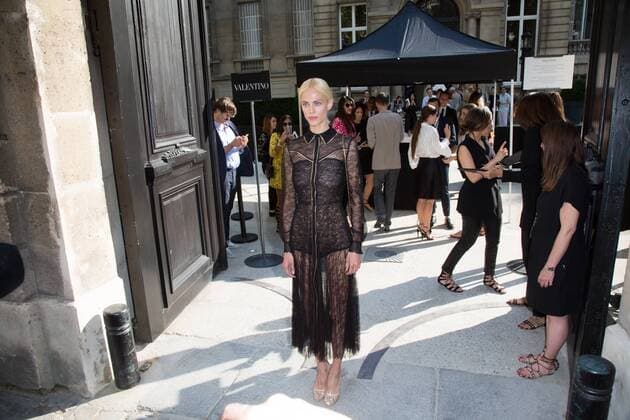 Paris Haute Couture Week - Promis vor Valentino Modenschau Aymeline Valade PEOPLE : Modenschau Valentino - Haute Couture Herbst Winter - 06 07 2016 Viktorx 