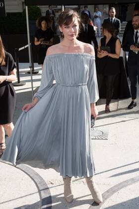 Paris Haute Couture Week - Promis vor Valentino Modenschau Milla Jovovich PEOPLE : Modenschau Valentino - Haute Couture Herbst Winter - 06 07 2016 Viktorx 