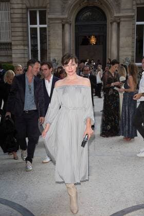 Paris Haute Couture Week - Promis vor Valentino Modenschau Milla Jovovich PEOPLE : Modenschau Valentino - Haute Couture Herbst Winter - 06 07 2016 Viktorx 