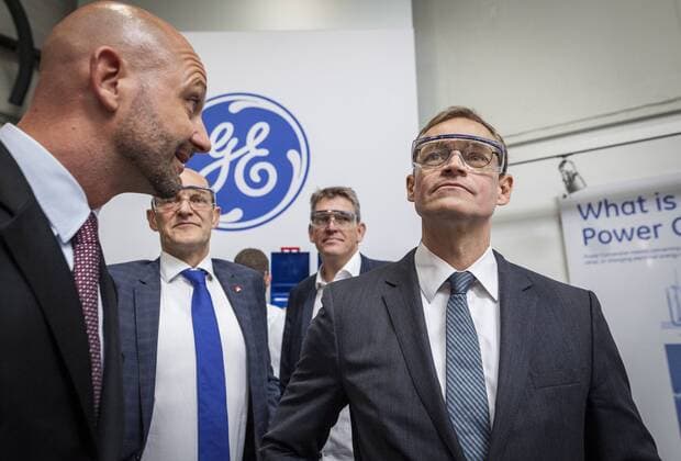 Bilder des Tages Regierender Bürgermeister Michael Müller besucht die GE Energy Power Conversion GmbH Europa,Deutschland,Berlin, 07.07.2016: Michael Müller besucht die GE Energy Power Conversion GmbH und führt Gespräche zu industriepolitischen Fragen mit Vertreterinnen und Vertretern von Betriebsräten, Industrieunternehmen, der IG-Metall und des DGB Berlin Brandenburg