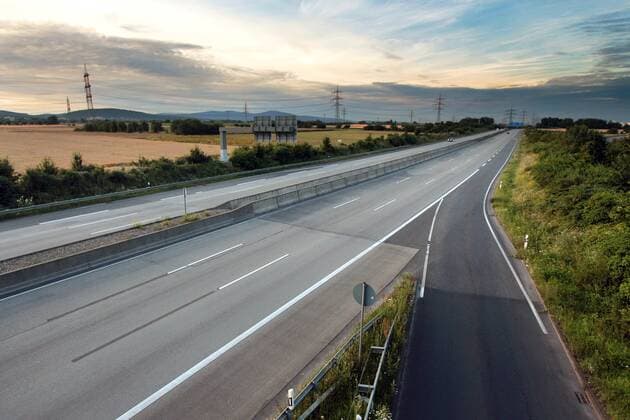 Deutschland im Fußball Fieber: verwaiste und nahezu vollständig autofreie Autobahn A66 zwischen Frankfurt und Wiesbaden während des Halbfinale s der UEFA Euro 2016 Europameisterschaft zwischen Deutschland und Frankreich. Normalerweise gehört diese Autobahn zu den meistbefahrenen Bundeautobahnen Deutschlands.