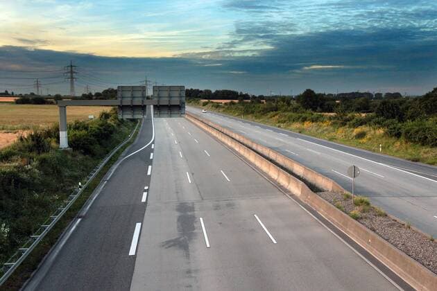 Deutschland im Fußball Fieber: verwaiste und nahezu vollständig autofreie Autobahn A66 zwischen Frankfurt und Wiesbaden während des Halbfinale s der UEFA Euro 2016 Europameisterschaft zwischen Deutschland und Frankreich. Normalerweise gehört diese Autobahn zu den meistbefahrenen Bundeautobahnen Deutschlands.