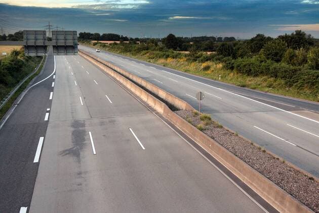 Deutschland im Fußball Fieber: verwaiste und nahezu vollständig autofreie Autobahn A66 zwischen Frankfurt und Wiesbaden während des Halbfinale s der UEFA Euro 2016 Europameisterschaft zwischen Deutschland und Frankreich. Normalerweise gehört diese Autobahn zu den meistbefahrenen Bundeautobahnen Deutschlands.