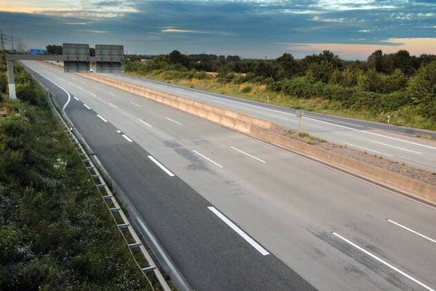 Deutschland im Fußball Fieber: verwaiste und nahezu vollständig autofreie Autobahn A66 zwischen Frankfurt und Wiesbaden während des Halbfinale s der UEFA Euro 2016 Europameisterschaft zwischen Deutschland und Frankreich. Normalerweise gehört diese Autobahn zu den meistbefahrenen Bundeautobahnen Deutschlands.