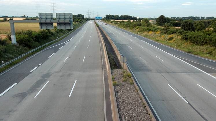 Deutschland im Fußball Fieber: verwaiste und nahezu vollständig autofreie Autobahn A66 zwischen Frankfurt und Wiesbaden während des Halbfinale s der UEFA Euro 2016 Europameisterschaft zwischen Deutschland und Frankreich. Normalerweise gehört diese Autobahn zu den meistbefahrenen Bundeautobahnen Deutschlands.
