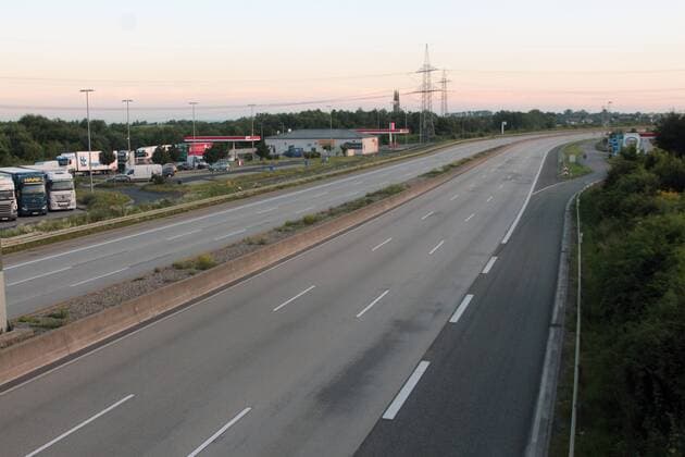 Deutschland im Fußball Fieber: verwaiste und nahezu vollständig autofreie Autobahn A66 zwischen Frankfurt und Wiesbaden während des Halbfinale s der UEFA Euro 2016 Europameisterschaft zwischen Deutschland und Frankreich. Normalerweise gehört diese Autobahn zu den meistbefahrenen Bundeautobahnen Deutschlands.