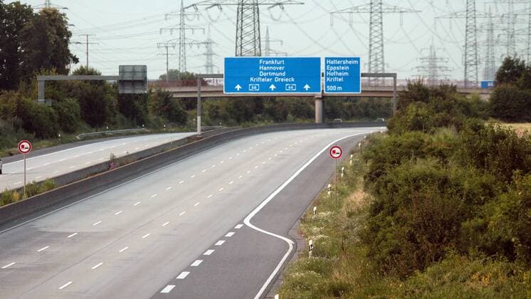 Deutschland im Fußball Fieber: verwaiste und nahezu vollständig autofreie Autobahn A66 zwischen Frankfurt und Wiesbaden während des Halbfinale s der UEFA Euro 2016 Europameisterschaft zwischen Deutschland und Frankreich. Normalerweise gehört diese Autobahn zu den meistbefahrenen Bundeautobahnen Deutschlands.