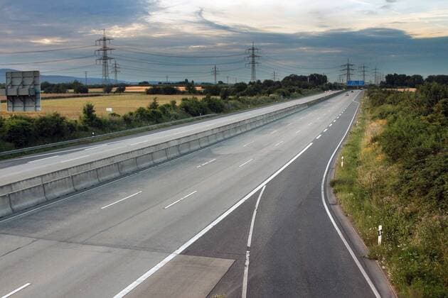 Deutschland im Fußball Fieber: verwaiste und nahezu vollständig autofreie Autobahn A66 zwischen Frankfurt und Wiesbaden während des Halbfinale s der UEFA Euro 2016 Europameisterschaft zwischen Deutschland und Frankreich. Normalerweise gehört diese Autobahn zu den meistbefahrenen Bundeautobahnen Deutschlands.