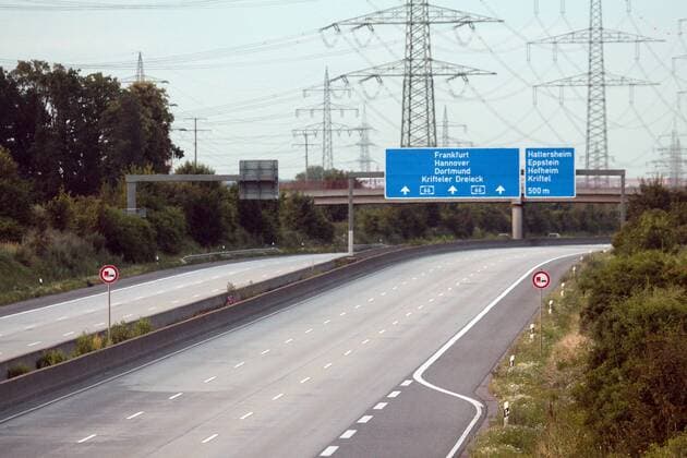 Deutschland im Fußball Fieber: verwaiste und nahezu vollständig autofreie Autobahn A66 zwischen Frankfurt und Wiesbaden während des Halbfinale s der UEFA Euro 2016 Europameisterschaft zwischen Deutschland und Frankreich. Normalerweise gehört diese Autobahn zu den meistbefahrenen Bundeautobahnen Deutschlands.