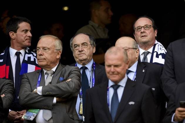 Francois Hollande auf der Tribüne bei Fußballländerspiel Deutschland - Frankreich Manuel Valls - premier ministre Noel Le Graet - president de la FFF Francois Hollande - president de la Republique Francaise CELEBRITES : Allemagne vs France - Demie - UEFA Euro 2016 - Marseille - 07 07 2016 JBAutissier Panoramic 