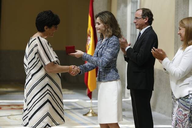 Königin Letizia von Spanien bei der Verleihung der Premios Reina Letizia in Madrid Spain s Queen Letizia (C) prizes the Mayoress of Pozuelo de Alarcon, Susana Perez, during the Queen Letizia Awards 2015 of the Disability Royal Patronage handover ceremony held at the palace of El Pardo in Madrid, Spain, 08 July 2016. Queen Letizia Awards 2015 !ACHTUNG: NUR REDAKTIONELLE NUTZUNG!  GRA139 20160708-636035828272299357